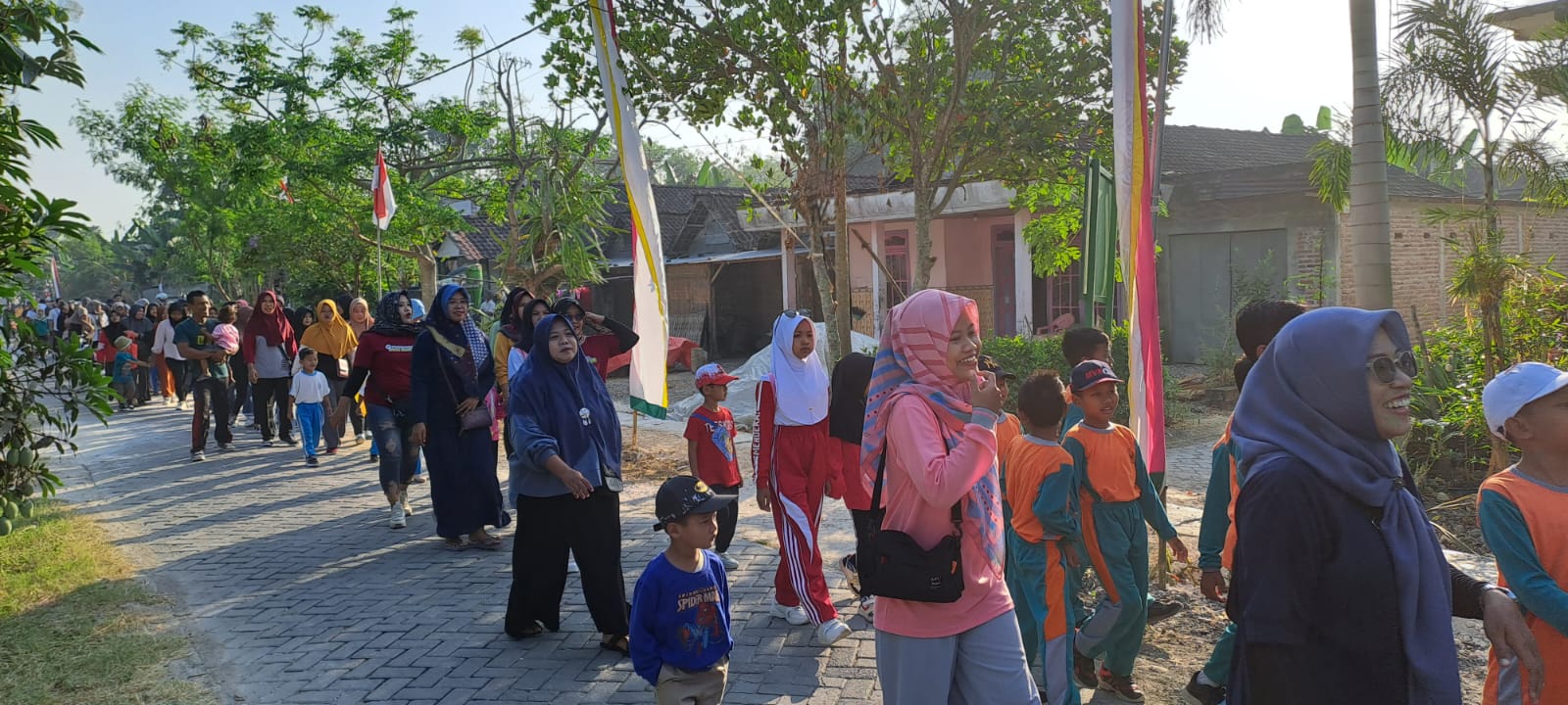 Meriahkan HUT Ke-78 RI, Warga Dusun Ngantulan, Desa Bulu adakan Jalan Sehat